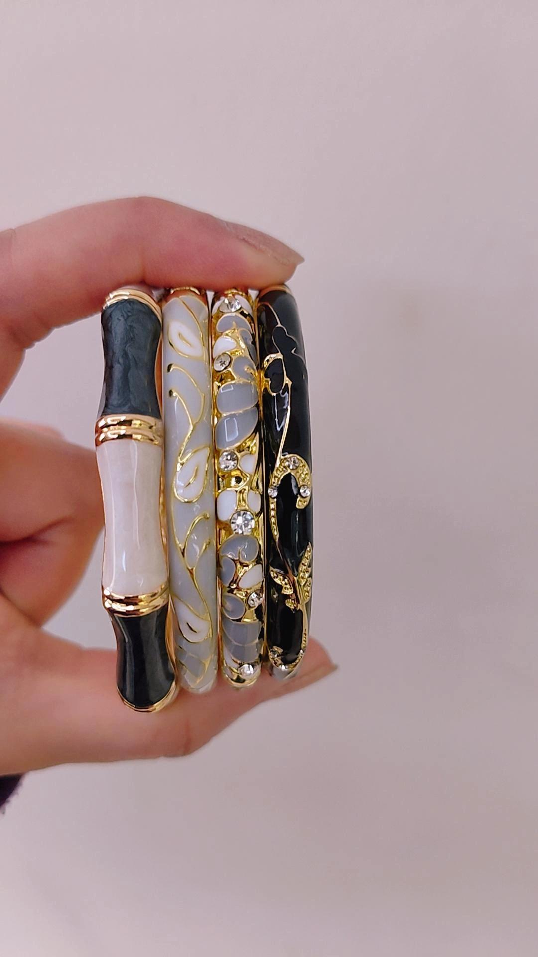 Ivory Noir Stack(Set of 4 bangles)